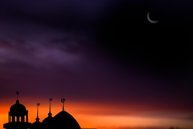 Foto símbolos da religião do ramadã kareem. mesquitas dome na noite crepuscular com lua crescente e fundo preto escuro do céu. para eid al-fitr, árabe, eid al-adha, conceito de muharram de ano novo.