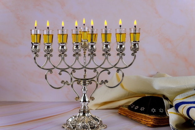 Símbolos de hannukah de feriado judaico - menorá