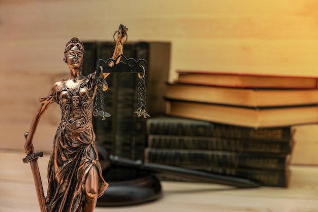 Símbolos de lady justice law em bokeh de fundo