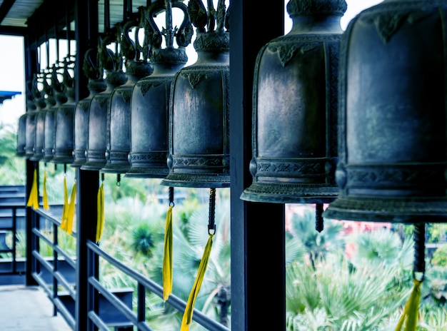 Símbolos do budismo. sinos. sudeste asiático. detalhes de templo budista na tailândia.