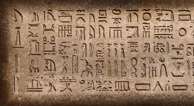 Símbolos egípcios em uma grande parede