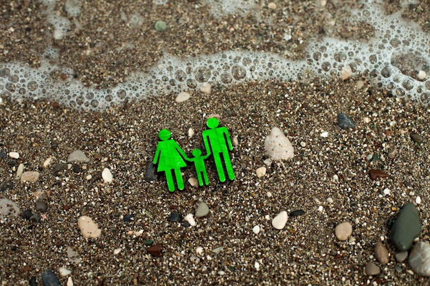 Foto símbolos familiares de cor verde contra o fundo do mar o conceito de recreação e