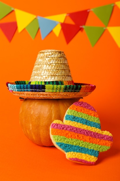 Foto símbolos mexicanos cacto e sombrero em fundo colorido