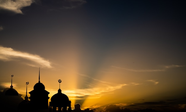 Símbolos de la religión de Ramadán Kareem. Cúpula de mezquitas en la noche crepuscular con luna creciente y cielo de fondo negro oscuro. para eid al-fitr, árabe, concepto de Eid al-adha.