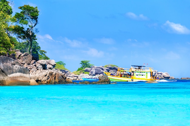 Similan Inseln, Thailand. Schiff mit Touristen in der Nähe der Insel. Tropische landschaft