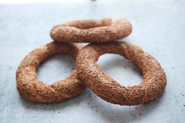 Simit de bagel turco en la mesa