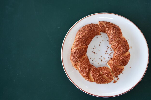 Simit de bagel turco na mesa