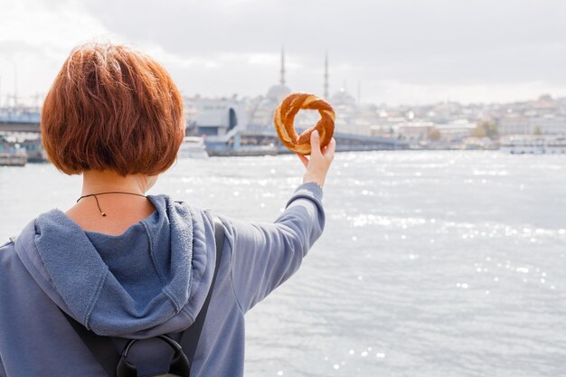 Foto simit de pão nacional turco contra o pano de fundo de uma grande mesquita em istambul