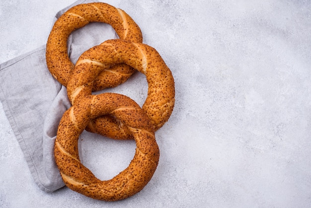 Simit tradicional turco con sésamo