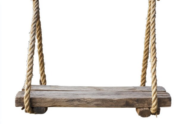 Un simple asiento oscilante de madera rústica suspendido por dos cuerdas gruesas aisladas sobre un fondo blanco