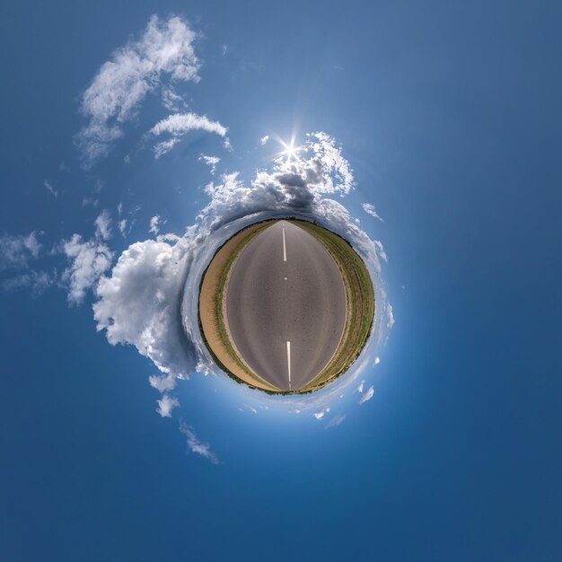Simple pequeño planeta verde sin edificios en un cielo azul con hermosas nubes Transformación del panorama esférico 360 grados Vista aérea abstracta esférica Curvatura del espacio