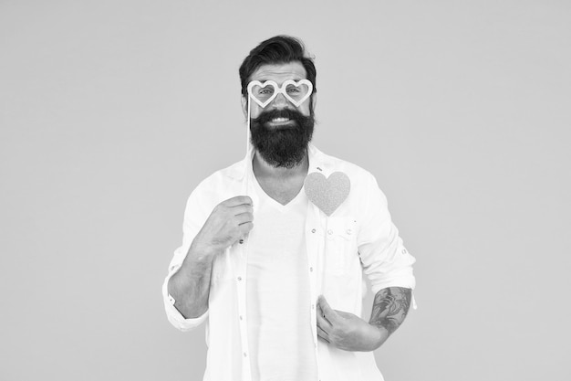 Simplemente feliz hombre brutal con barba enamorarse cita romántica sonriendo hipster masculino en gafas de fiesta