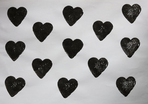 simples corazones negros en el patrón de papel blanco