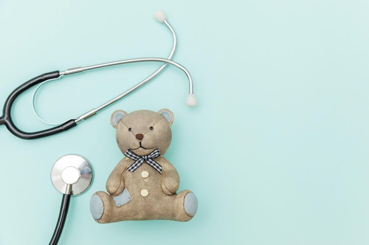 Foto simplesmente design minimalista urso de brinquedo e equipamento médico estetoscópio isolado em fundo azul pastel