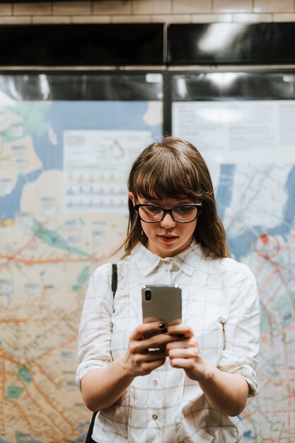 Simsendes Mädchen beim Warten auf einen Zug an einer U-Bahn-Plattform