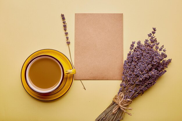 Simulação de cartão de elaboração de envelope com xícara de café e estética plana de lavanda