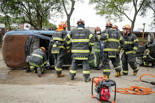 Foto simulação de emergência na estrada para estudantes universitários