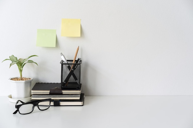 Simulação de espaço de trabalho moderno e elegante com material de escritório, fundo branco e espaço de cópia