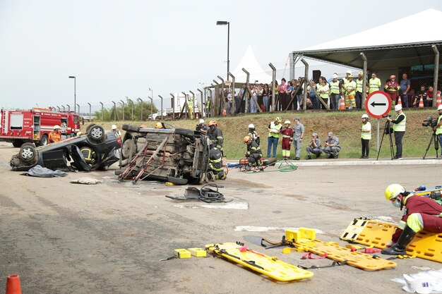 Simulación de emergencia en carretera para estudiantes universitarios