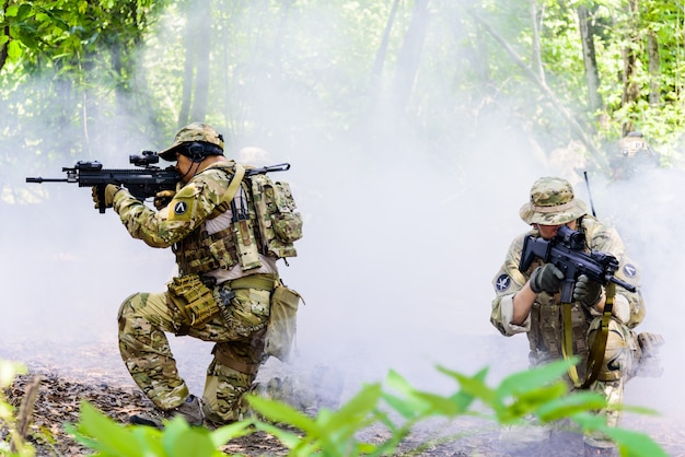 Simulación del plan de batalla. El ejército ha atacado a los terroristas en el bosque.