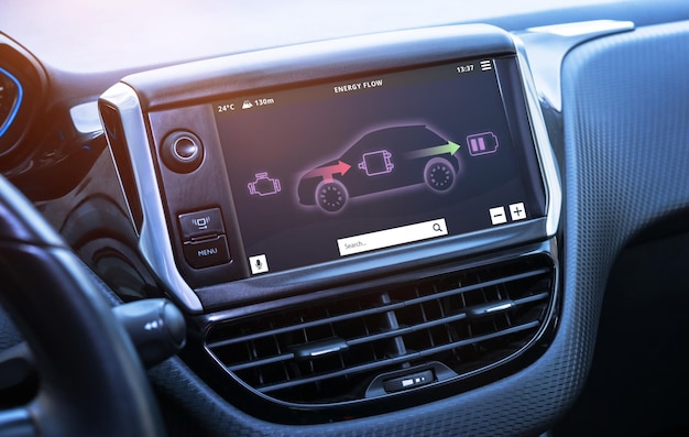 Simulación visual de la carga de la batería al frenar en la pantalla del automóvil El concepto de conducir un automóvil eléctrico o híbrido