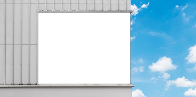 Simulacros de cartelera de fondo blanco en el edificio con trazado de recorte de fondo de cielo azul para Mockup
