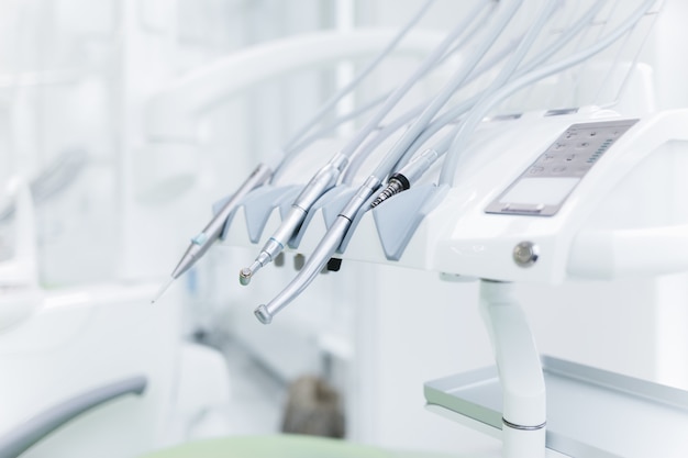 Simulacros dentales modernos en el consultorio del dentista