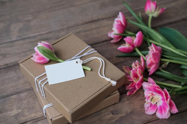 Simulacros de etiquetas y cajas de regalo kraft decoradas con flores Idea para envolver regalos