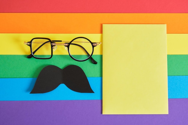 Simulacros de gafas creativas de bloc de notas con diferentes formas de lentes y un bigote de papel