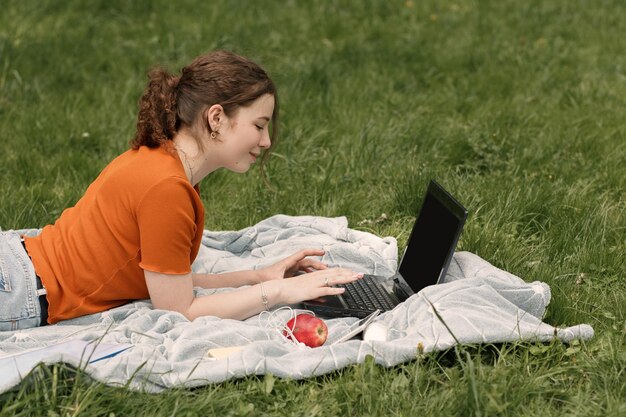 Simulacros de imagen de mujer usando laptop