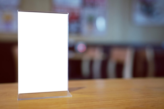 Simulacros de marco de menú de pie sobre una mesa de madera en el bar restaurante café espacio para texto