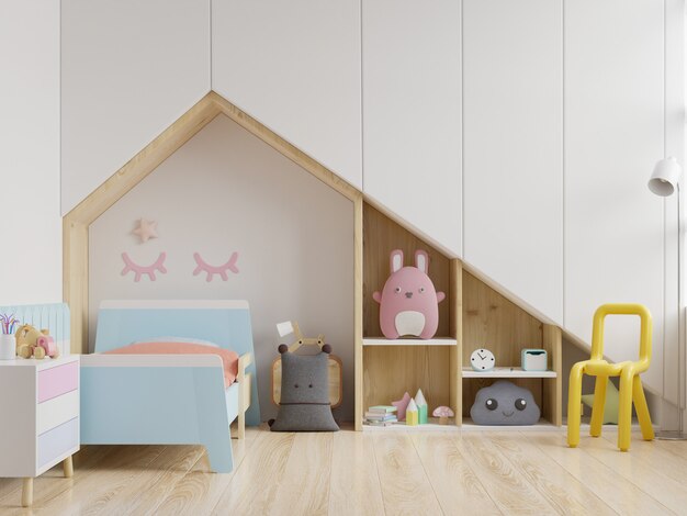 Simulacros de pared en la habitación de los niños en pared blanca.