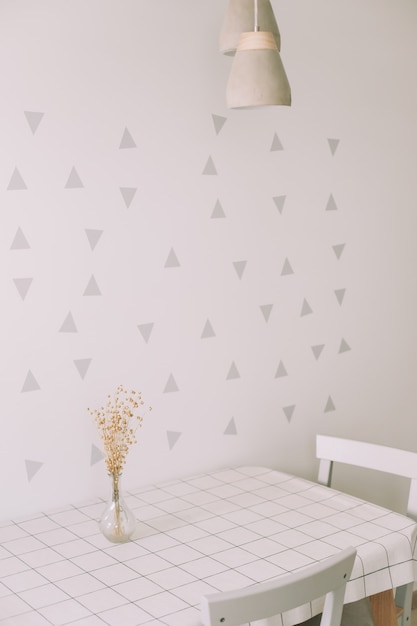 Simulacros de pared en el interior de la cocina moderna con una mesa y una silla