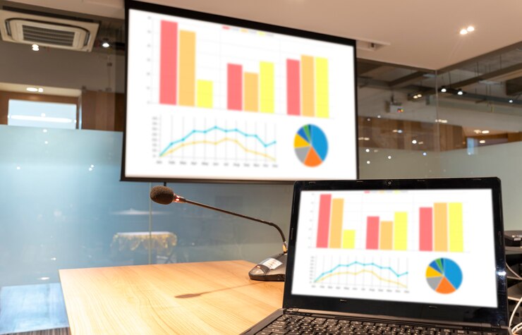 Foto simulacros de presentación de diapositivas de gráficos en una computadora portátil con pantalla y una pantalla en la sala de reuniones