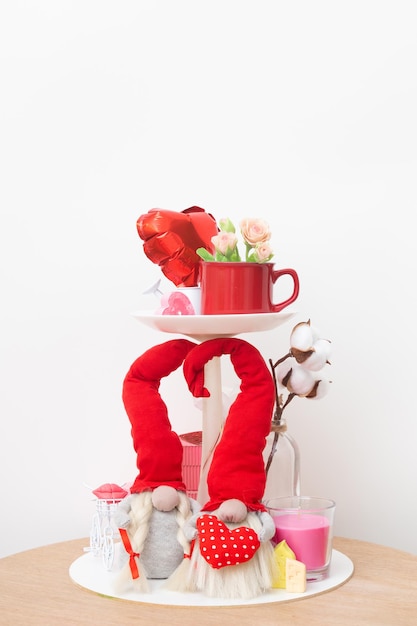 Simulacros de taza roja e ideas de decoración del hogar para el Día de San Valentín con gnomos