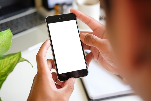 Simulacros de teléfono inteligente de mano sosteniendo un teléfono móvil negro con pantalla blanca en blancox9