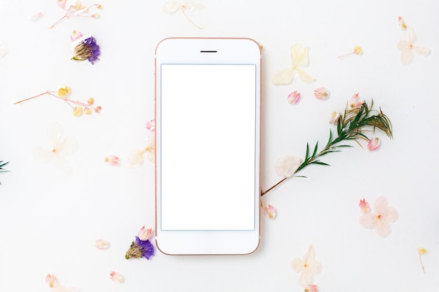 Simulacros de teléfonos inteligentes en flores secas en resina epoxi, vista superior, espacio de copia plana, aplicación móvil