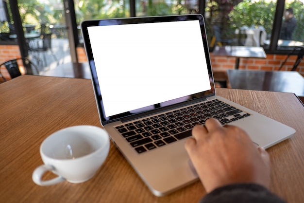 Simulacros usando una computadora portátil con pantalla en blanco Espacio de trabajo moderno en una cafetería