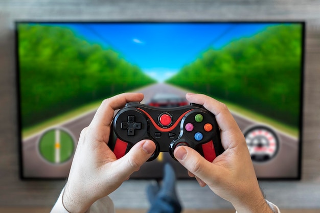 Simulador de corrida de carros, jogabilidade, tv, divertido, jogo, no, gamepad, controlador de jogo, console de vídeo, jogando, jogador, segurando, passatempo, conceito de visão de prazer lúdico