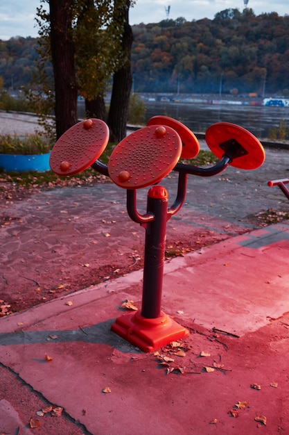 Simulador de deportes en el campo de deportes por la noche con luz roja