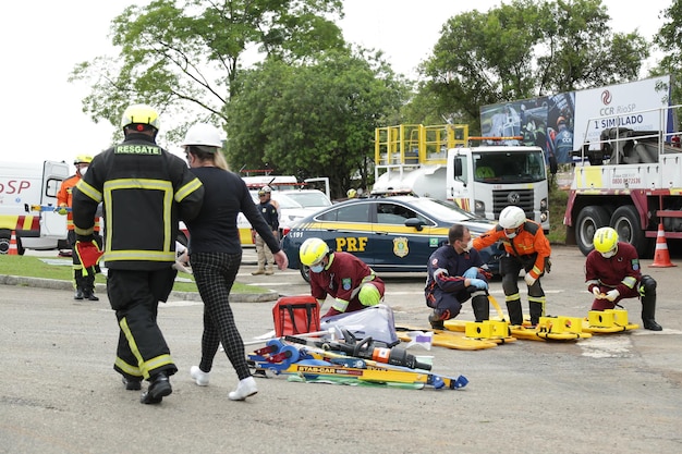 Foto simulation von notfällen am straßenrand für universitätsstudenten