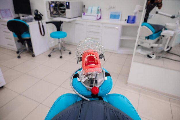 Simulator für eine moderne Zahnklinik eines Zahnarztstudenten