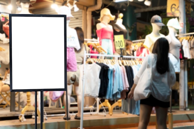 Simule a tabuleta horizontal com espaço vazio de moldura branca para inserir imagem de texto para promoção na loja de sapatos da moda no mercado de fim de semana de chatuchak