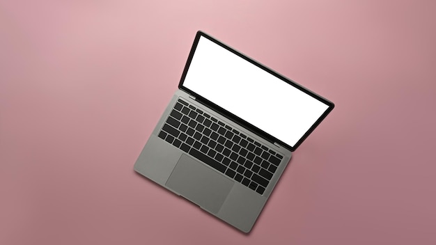 Simule um computador portátil com tela branca em fundo rosa Tela em branco para o seu design de anúncio