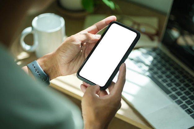 Foto simule um smartphone de mão segurando um celular preto com tela branca em branco