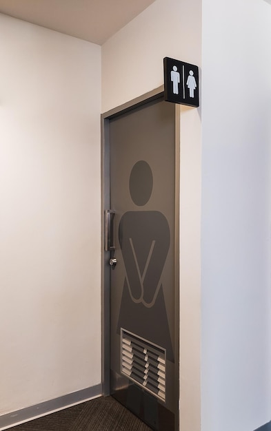 sinais de banheiro cinza para mulheres impressos em portas dentro de um prédio