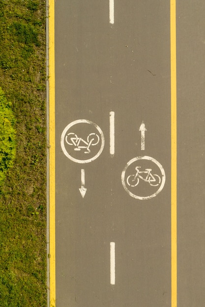 Foto sinais de bicicleta no caminho da bicicleta na cidade