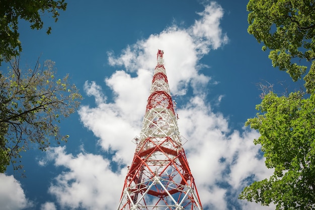 Sinais de rádio da torre da antena no ar