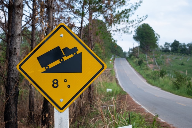 Foto sinais de trânsito avisando até o sinal de estrada íngreme da colina para inclinar uma subida íngreme gradiente de 8% na estrada