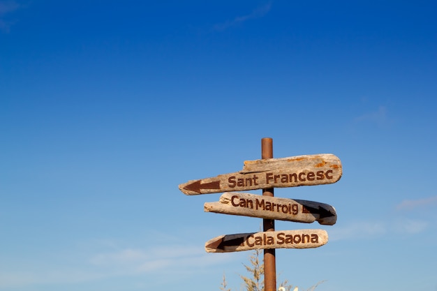 Foto sinais de trânsito de madeira formentera can marroig